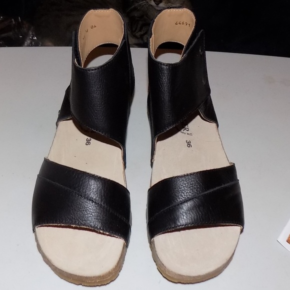 HAFLINGER Womens Maxine Flat Sandal HAFLINGER Womens Maxine Flat Sandal